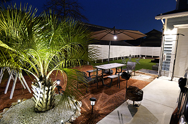 山梨でガーデンパーティを楽しむ外構アイデア集 ヤシの木のあるアメリカンガレージハウス