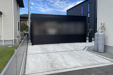 大きなタイルに見えて本当はタイルでは無い?!、駐車場の土間コンクリートを個性的にデザイン! 駐車場の着工前