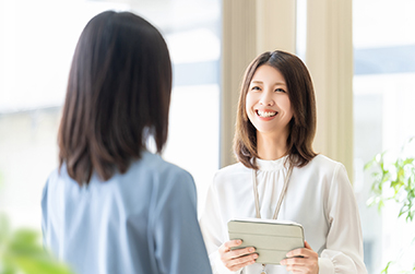 お客様と話をする女性
