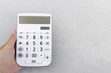 外構工事の費用はいくら?山梨の相場と内訳をわかりやすく解説 電卓を持つ手
