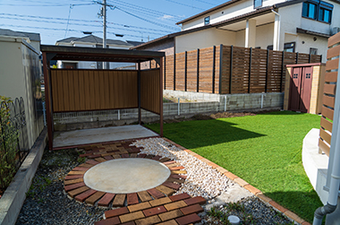 ペットと暮らす家におすすめの外構デザイン【山梨の自然と共に】 人工芝生のある庭の家