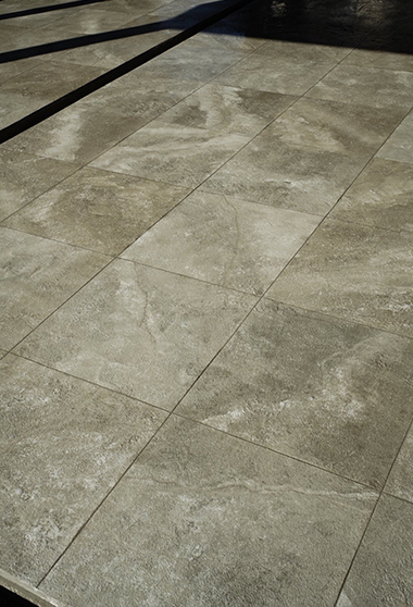 大きなタイルに見えて本当はタイルでは無い?!、駐車場の土間コンクリートを個性的にデザイン! ローラーストーンの駐車スペース2