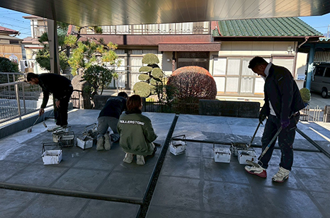 大きなタイルに見えて本当はタイルでは無い?!、駐車場の土間コンクリートを個性的にデザイン! ローラーストーンの作業中