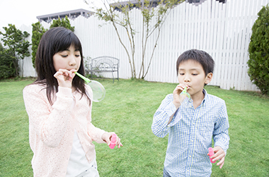 子どもの遊び場を庭に!家族が喜ぶ安全外構リフォーム例 庭で遊ぶ兄弟