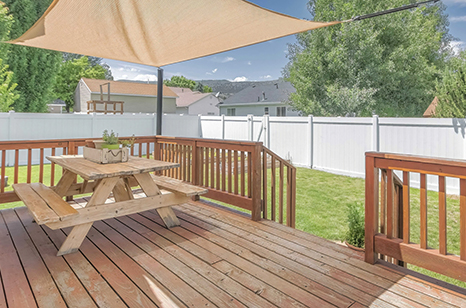 ウッドデッキにテーブル