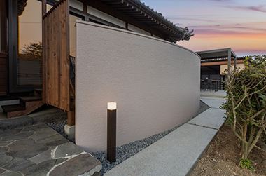 純和風の建築物にも自然に溶け込む!。和の世界観を念頭に置いたアーチ型塀と巨石風アプローチ 吉澤邸2