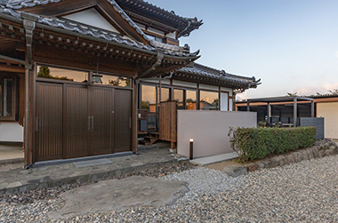 純和風の建築物にも自然に溶け込む!。和の世界観を念頭に置いたアーチ型塀と巨石風アプローチ 吉澤邸3