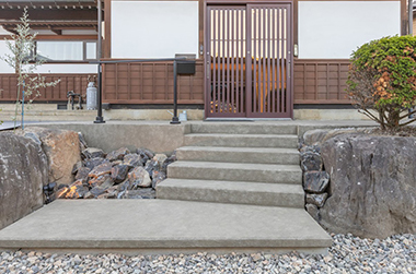 純和風の建築物にも自然に溶け込む!。和の世界観を念頭に置いたアーチ型塀と巨石風アプローチ 吉澤邸4