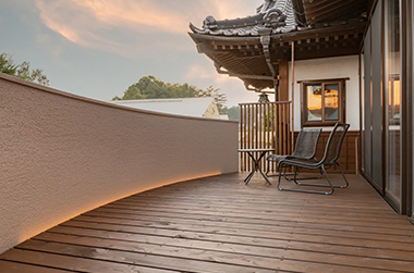 純和風の建築物にも自然に溶け込む!。和の世界観を念頭に置いたアーチ型塀と巨石風アプローチ 吉澤邸5