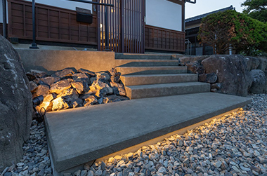 純和風の建築物にも自然に溶け込む!。和の世界観を念頭に置いたアーチ型塀と巨石風アプローチ 吉澤邸6