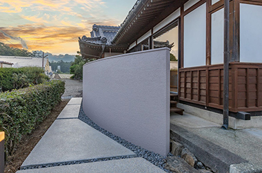 純和風の建築物にも自然に溶け込む!。和の世界観を念頭に置いたアーチ型塀と巨石風アプローチ 吉澤邸7